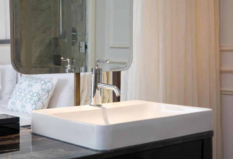 اتاق لوکس با تخت بزرگ, Des Arts Saigon Mgallery Collection