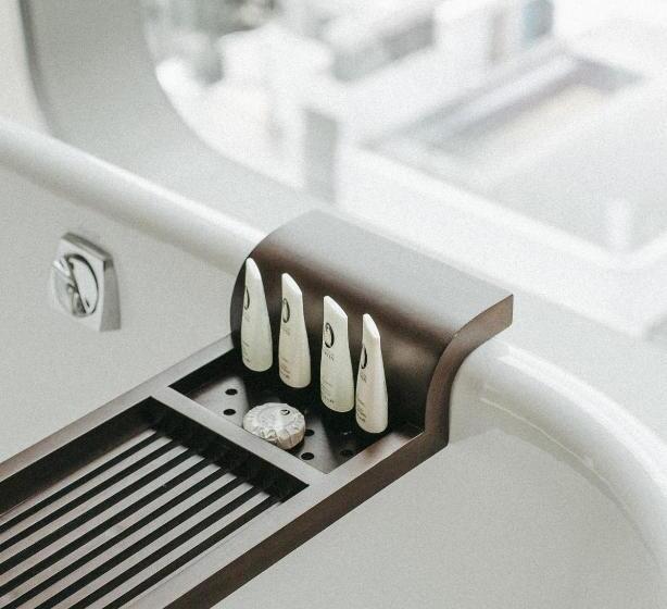 اتاق اجرایی با تخت بزرگ, Des Arts Saigon Mgallery Collection