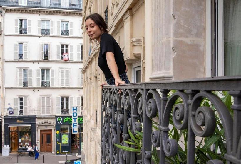 Quarto Executivo, Les Matins De Paris & Spa