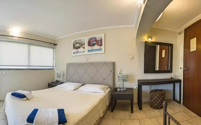 Chambre en Attique, San Nectarios