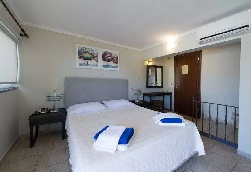 Chambre en Attique, San Nectarios