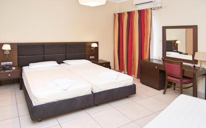 חדר סטנדרט לשלושה, San Nectarios