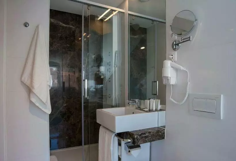 Habitaciï¿½n Estï¿½ndar Abuhardillada, The 7 Hotel, Suites, Studios & Apartments
