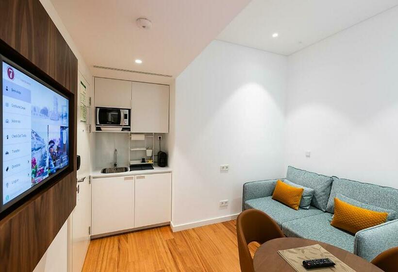 سوئیت جونیور اینتریور, The 7 Hotel, Suites, Studios & Apartments