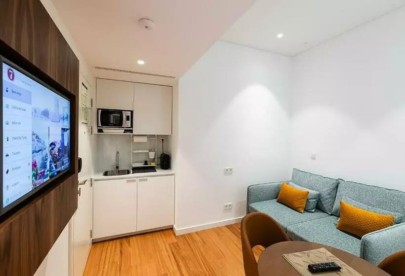 سوئیت جونیور اینتریور, The 7 Hotel, Suites, Studios & Apartments