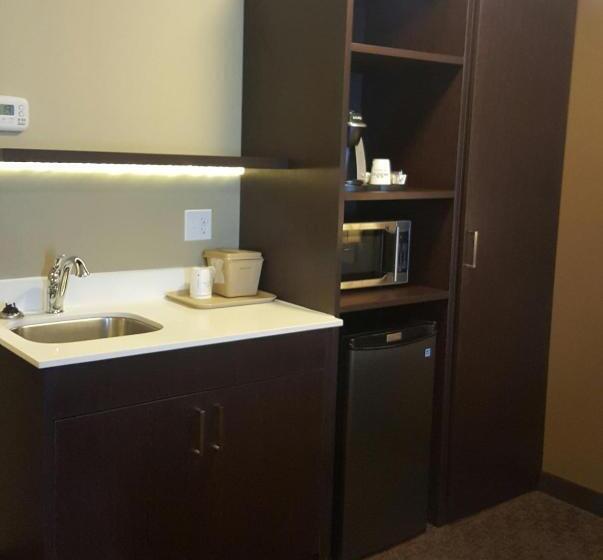 Номер бизнес-класса, Microtel Inn & Suites By Wyndham Whitecourt