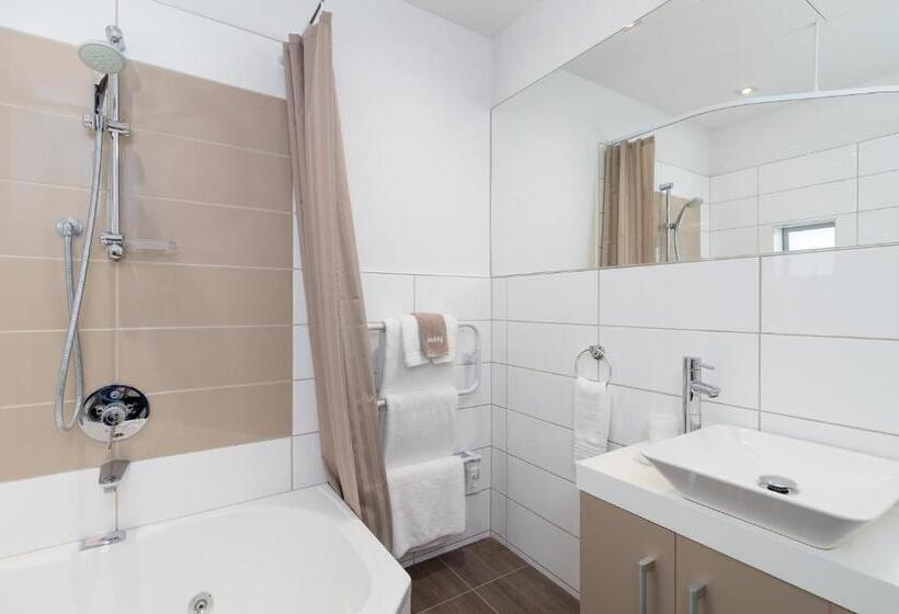 استوديو إدارى, Century Park