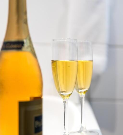 إستوديو ديلوكس, Century Park