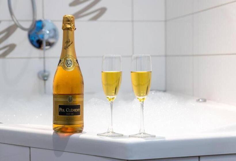 استوديو إدارى, Century Park