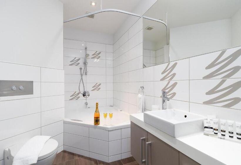 إستوديو ديلوكس, Century Park