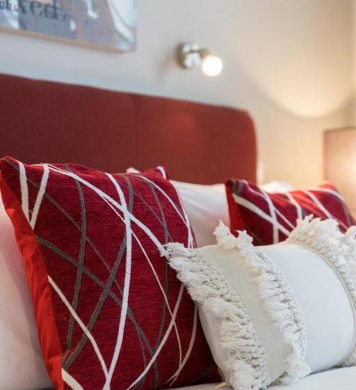 إستوديو ديلوكس, Century Park