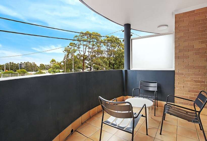 استودیوی لوکس, Sydney Airport Suites