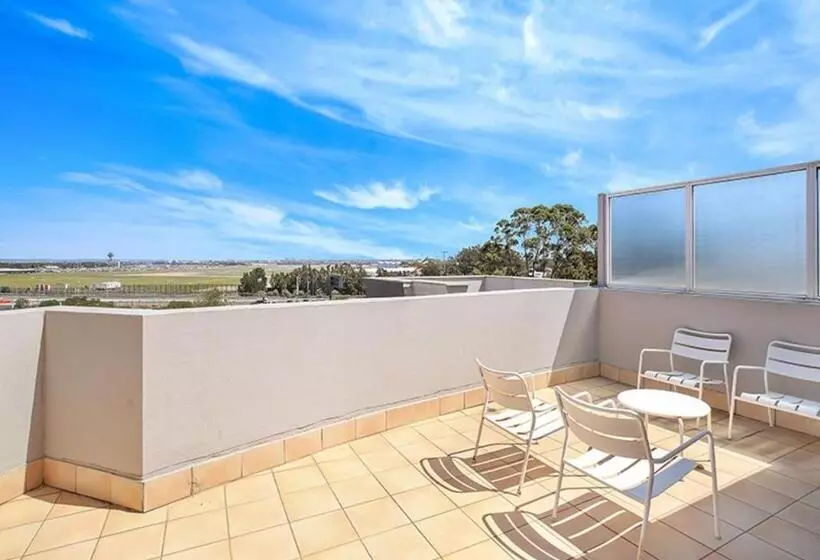 バルコニー付２ベッドルームアパートメント, Sydney Airport Suites