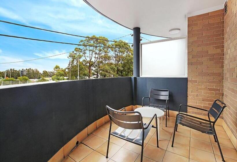 استودیوی لوکس, Sydney Airport Suites