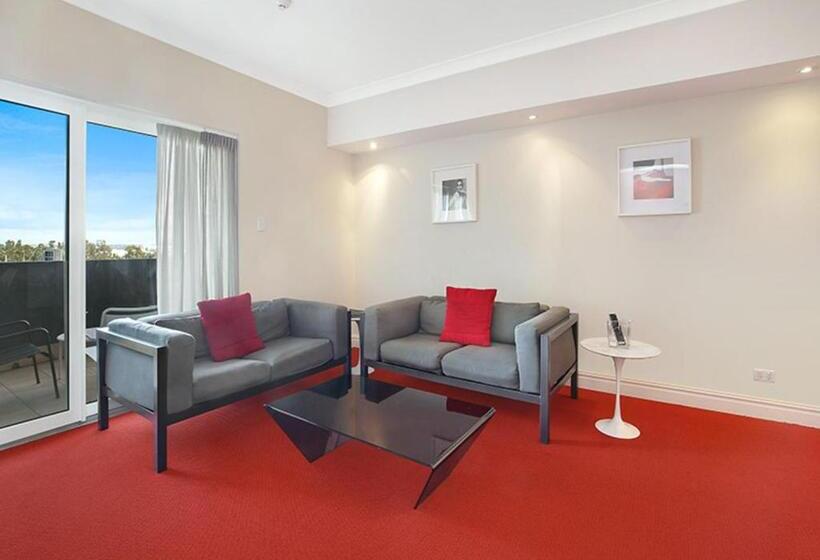 استودیوی لوکس, Sydney Airport Suites