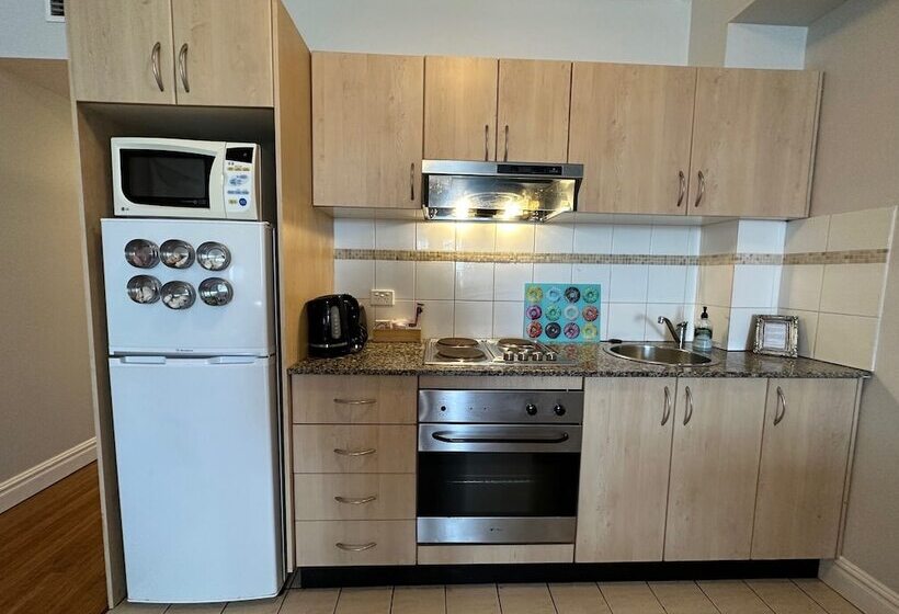 استودیوی لوکس, Sydney Airport Suites