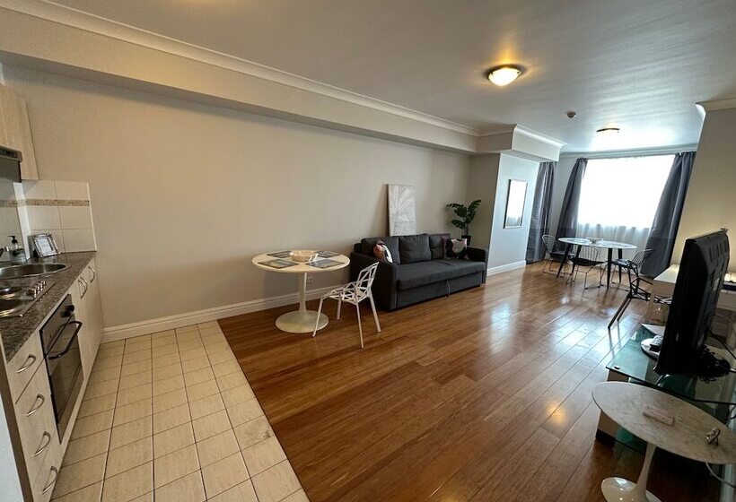 استودیوی لوکس, Sydney Airport Suites