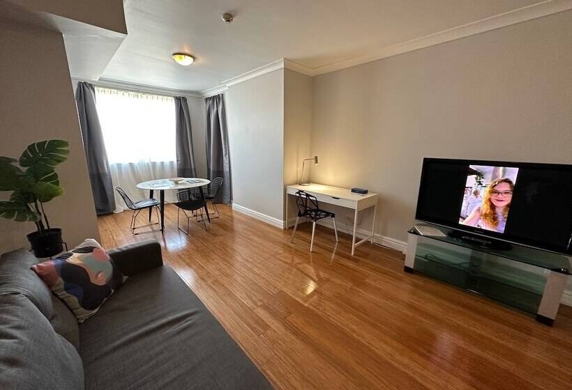 استودیوی لوکس, Sydney Airport Suites