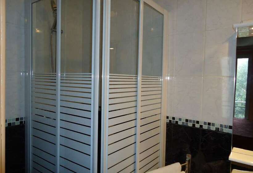 اتاق استاندارد سه نفره, Hipotel Paris Gambetta Republique