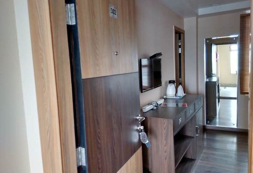 Superior-huone, Jewel Of The East