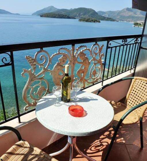 Family flat with sea view, Logan S Beach