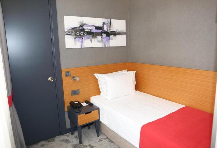 اتاق استاندارد یک نفره, Sapko Airport