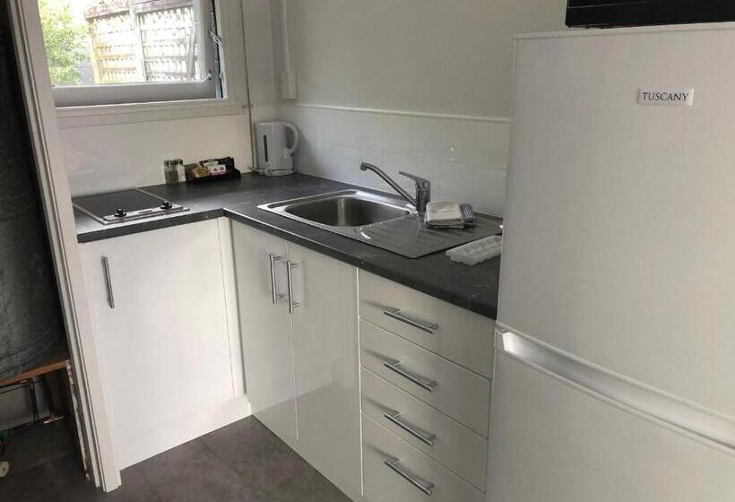 标准工作室, Ambassador Motor Inn