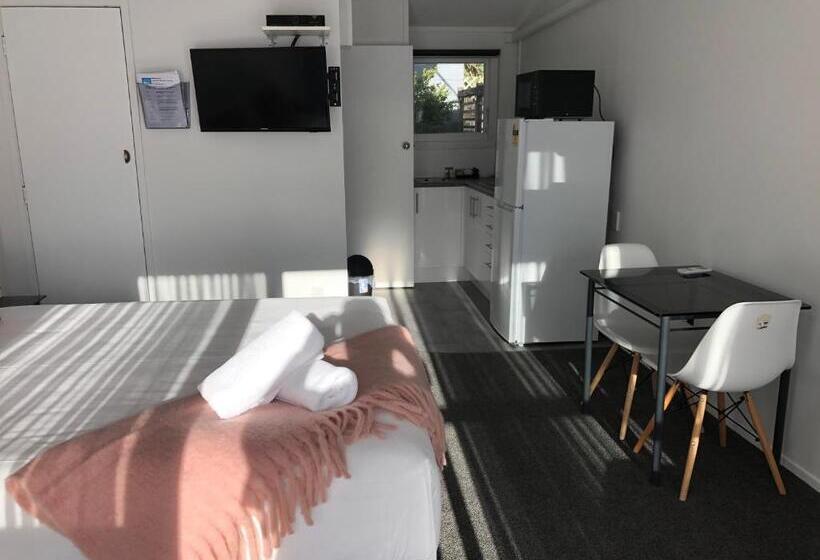 标准工作室, Ambassador Motor Inn