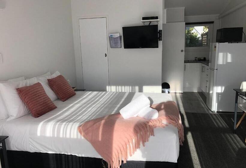 标准工作室, Ambassador Motor Inn