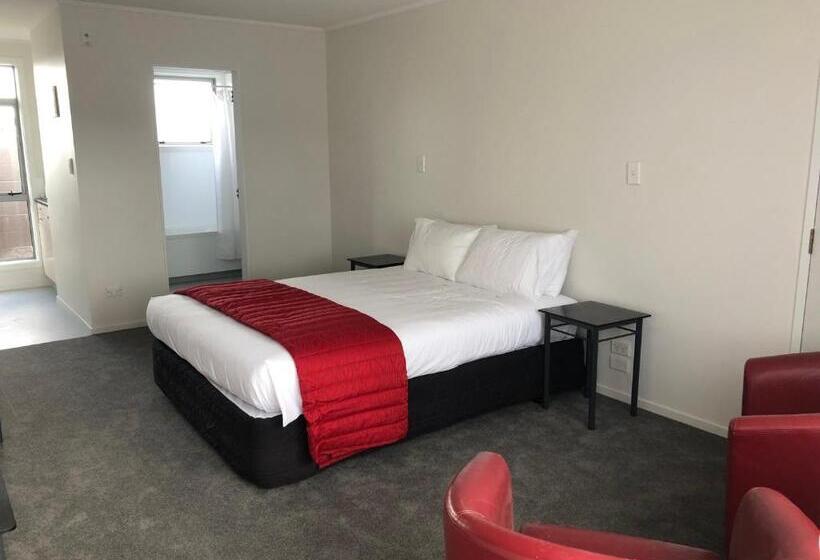 סטודיו דלוקס, Ambassador Motor Inn