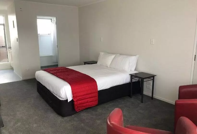 デラックススタジオ, Ambassador Motor Inn