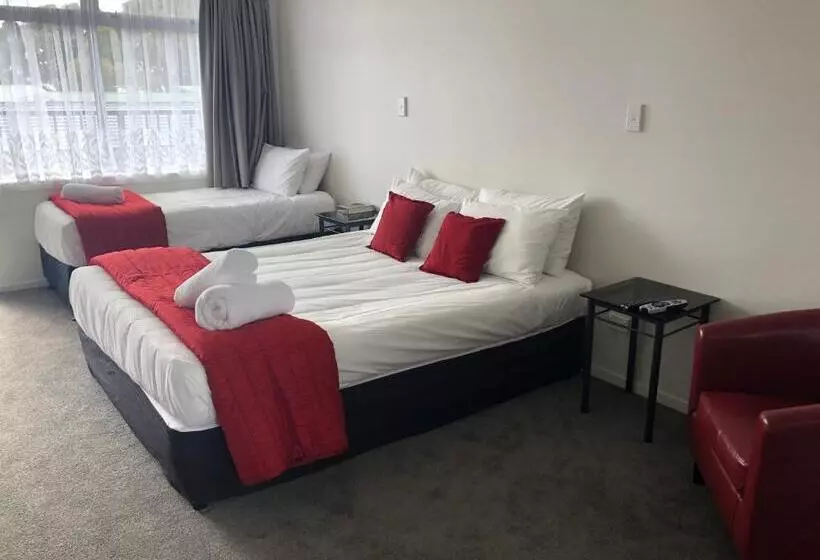 デラックススタジオ, Ambassador Motor Inn