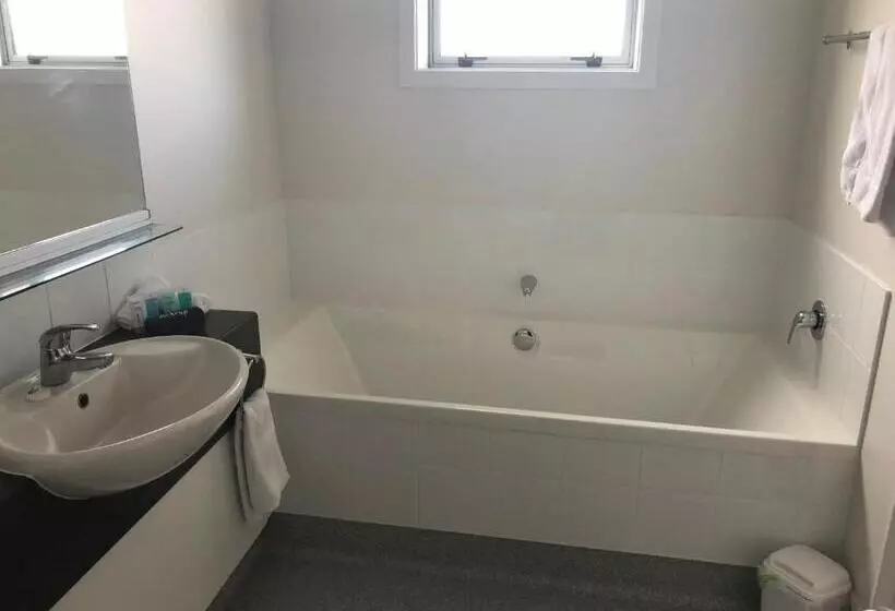 １ベッドルームアパートメント, Ambassador Motor Inn