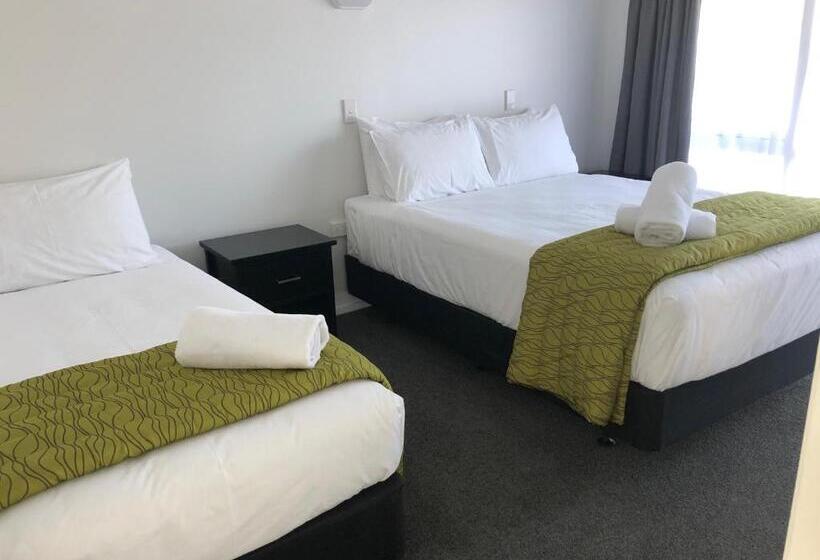דירת שני חדרים, Ambassador Motor Inn