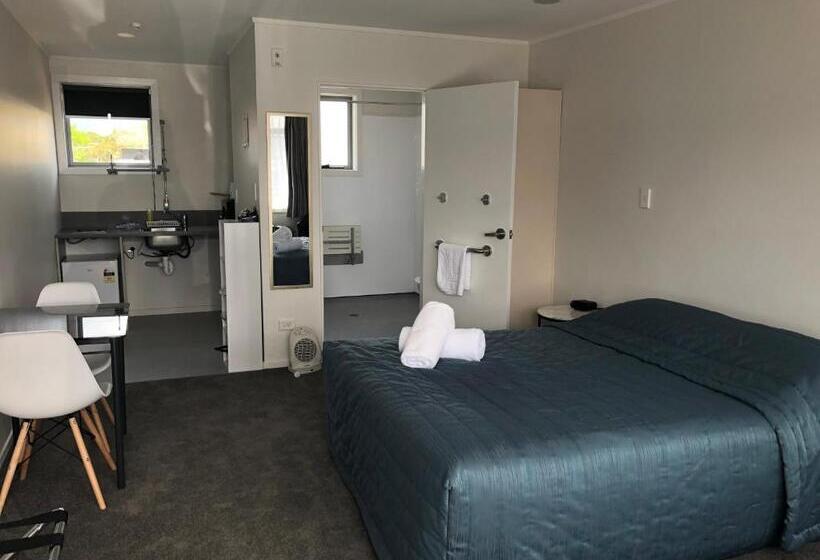 标准工作室, Ambassador Motor Inn