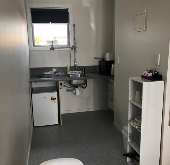 标准工作室, Ambassador Motor Inn