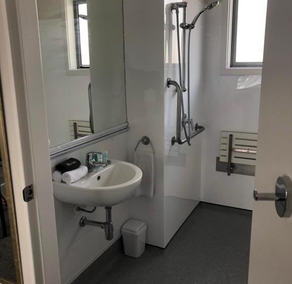 标准工作室, Ambassador Motor Inn