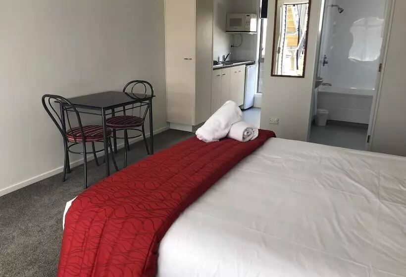 デラックススタジオ, Ambassador Motor Inn