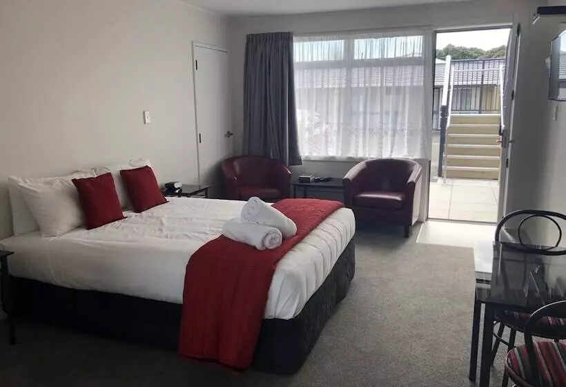 デラックススタジオ, Ambassador Motor Inn