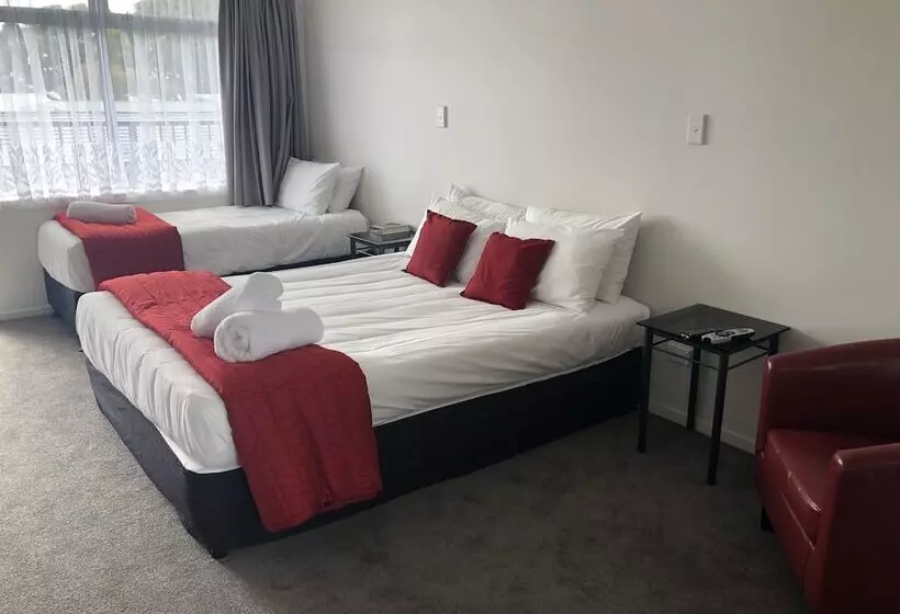 デラックススタジオ, Ambassador Motor Inn