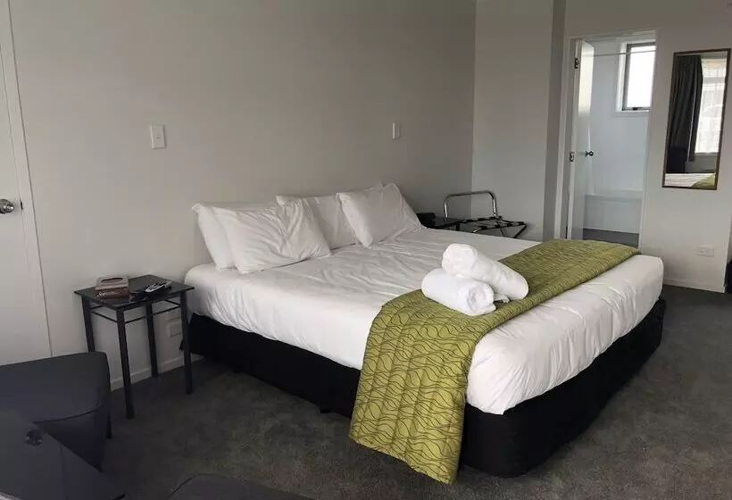 デラックススタジオ, Ambassador Motor Inn