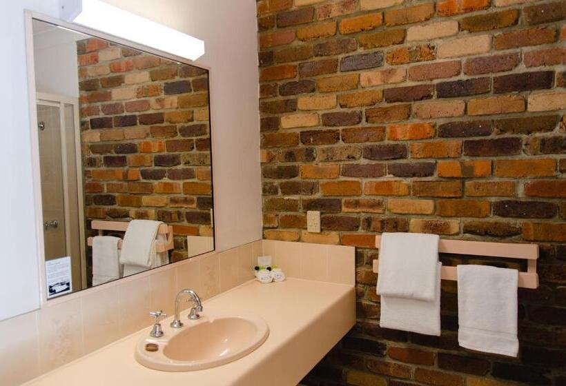 استوديو إدارى, Montville Mountain Inn