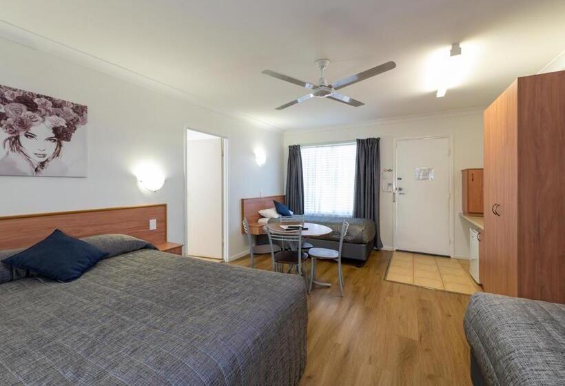 חדר משפחתי, Riviera On Ruthven