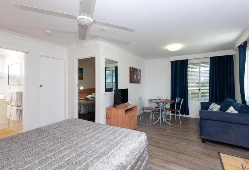 غرفة عائلية, Riviera On Ruthven