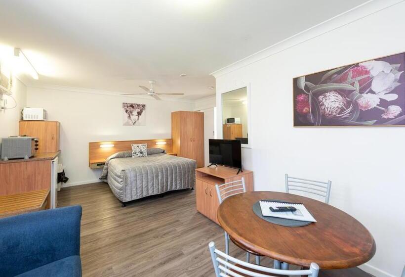 غرفة عائلية, Riviera On Ruthven