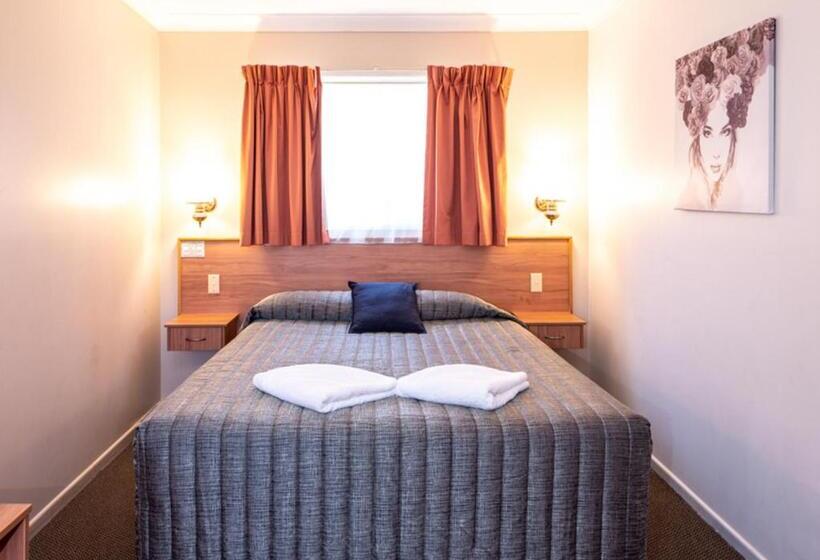 חדר משפחתי, Riviera On Ruthven