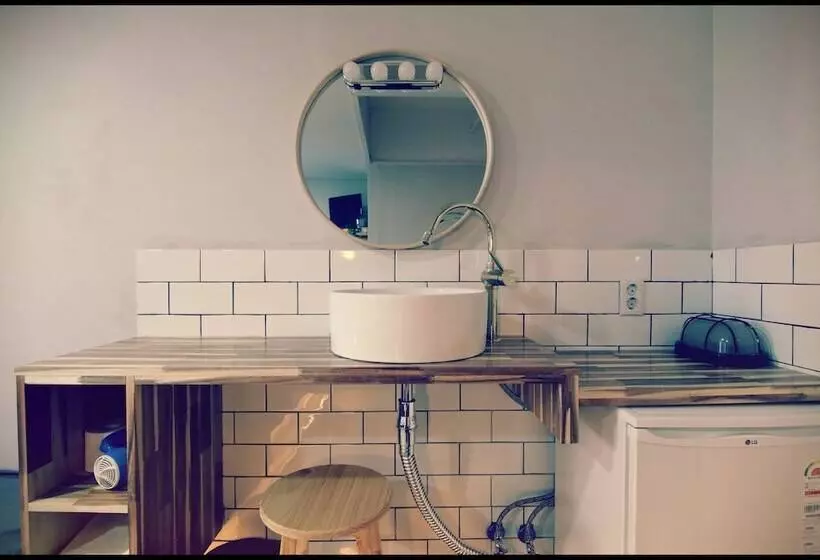 Perhehuone, 24 Guesthouse Sinchon