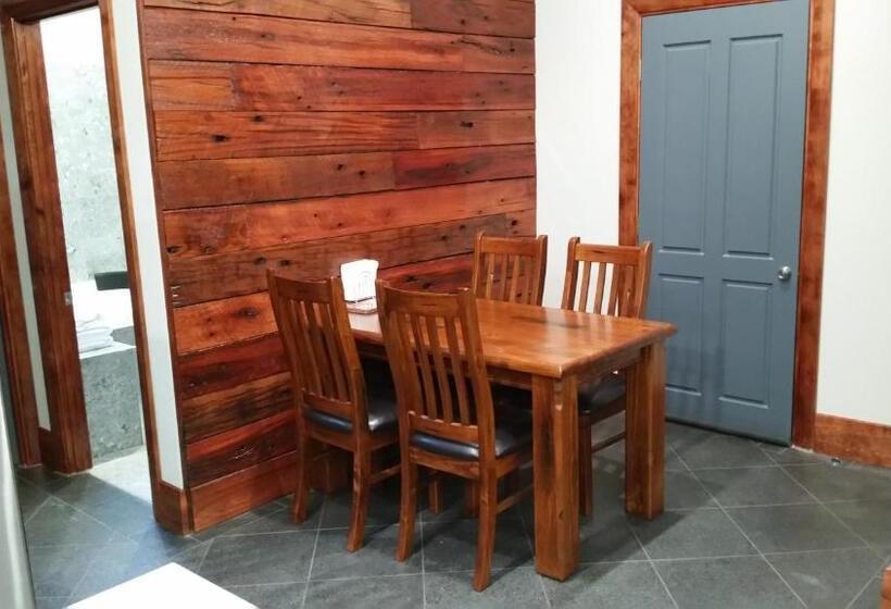 Президентский Люкс, Eagle Foundry Bed & Breakfast