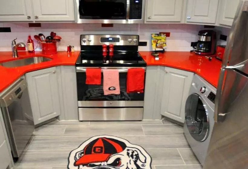 سوئیت 2 خوابه, Georgia Gameday Center