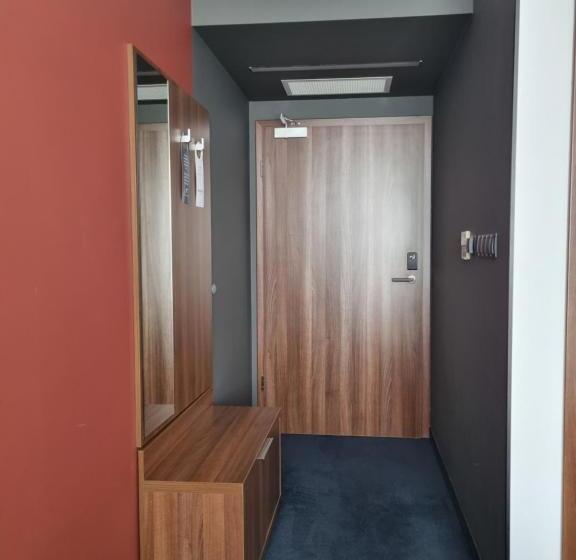 חדר סטנדרט, Terminal